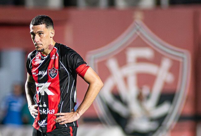 Com direito a polêmica, Vitória tem dois expulsos e é goleado pelo Palmeiras no Barradão