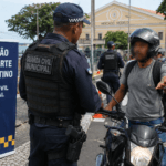 Motociclista fura blitz, agride guarda municipal e acaba detido em Salvador
