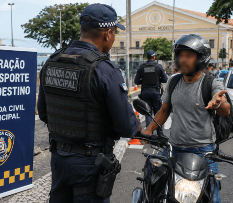 Imagem do post Motociclista fura blitz, agride guarda municipal e acaba detido em Salvador