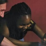 Saiba a história da foto de Messi dando banho em Yamal quando bebê