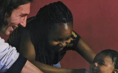 Imagem do post Saiba a história da foto de Messi dando banho em Yamal quando bebê