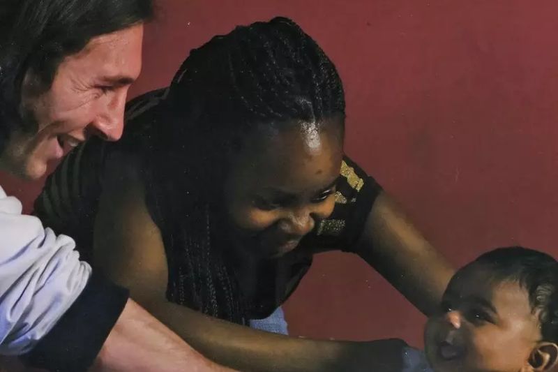 Imagem do post Saiba a história da foto de Messi dando banho em Yamal quando bebê