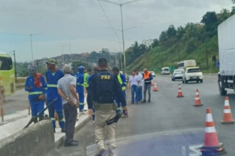 Trecho da BR-324 volta a ser parcialmente interditado após novo vazamento
