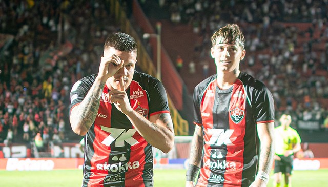 Kayzer decide, Vitória vence o Vasco no Barradão e sobe na tabela do Brasileirão