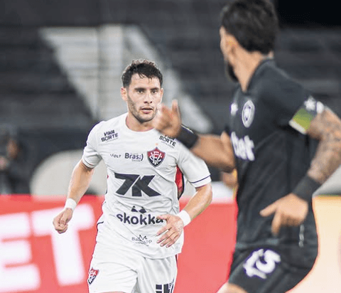Imagem do post Vitória resiste à pressão do Botafogo em noite inspirada de Lucas Arcanjo