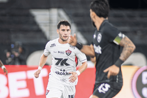 Vitória resiste à pressão do Botafogo em noite inspirada de Lucas Arcanjo