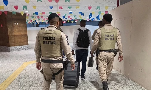 Foragido da Justiça é capturado pela PM na Rodoviária de Salvador durante abordagem