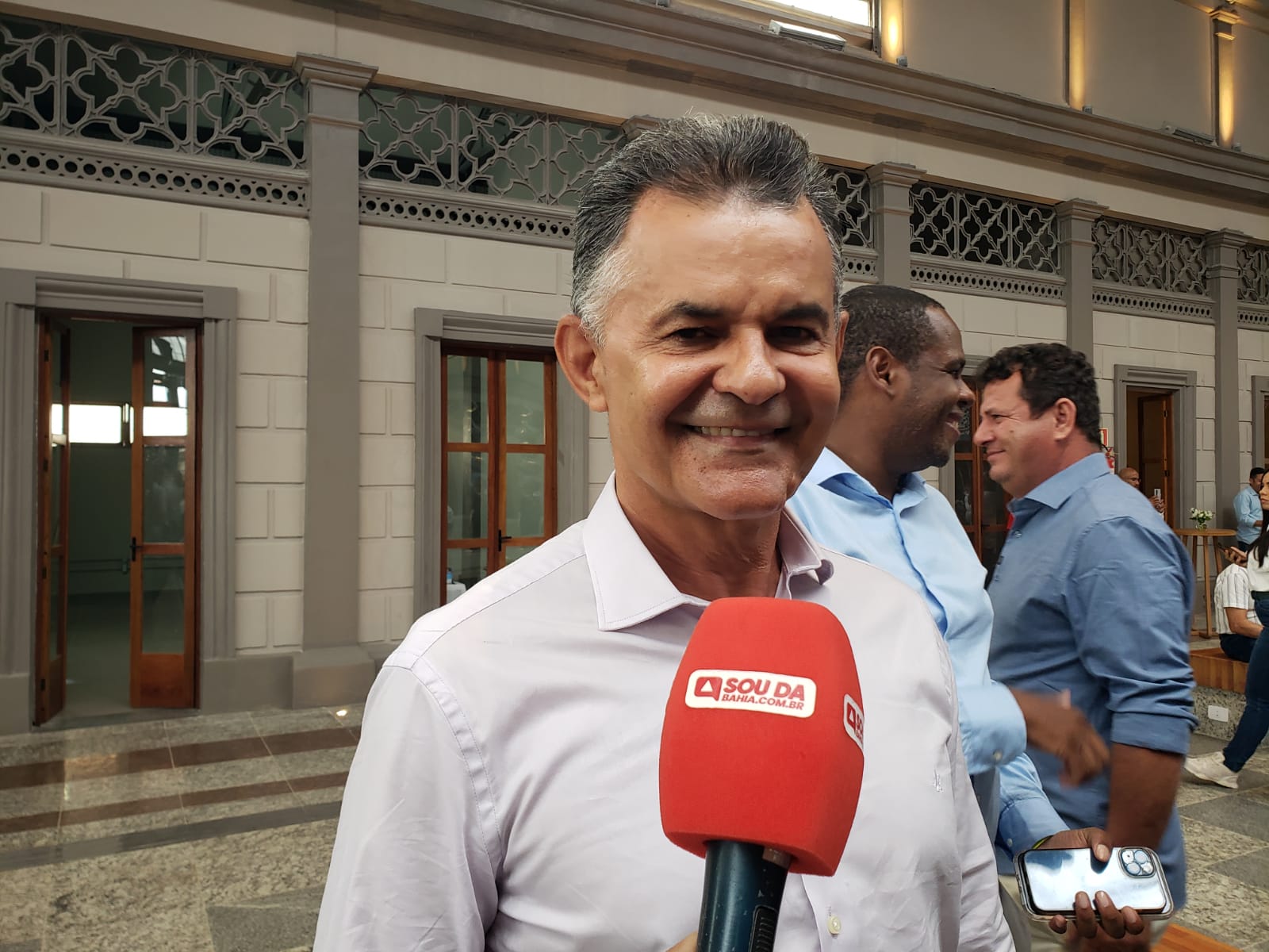Prefeito de Capim Grosso destaca reforço aos consórcios e celebra entrega de máquinas para municípios baianos