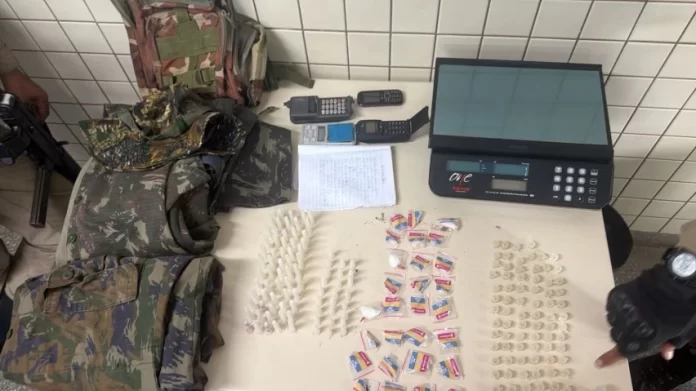Dupla é presa após confronto com a PM em Arembepe; drogas são apreendidas