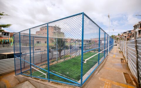 Imagem do post Obras avançam para entrega do primeiro campo de grama sintética em Lauro de Freitas