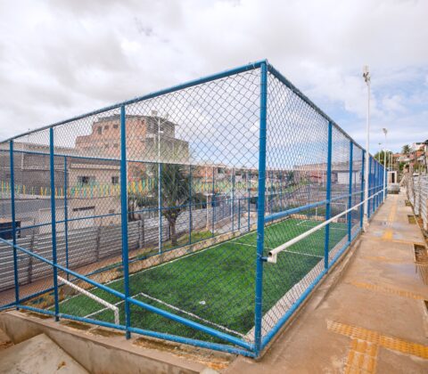 Imagem do post Obras avançam para entrega do primeiro campo de grama sintética em Lauro de Freitas