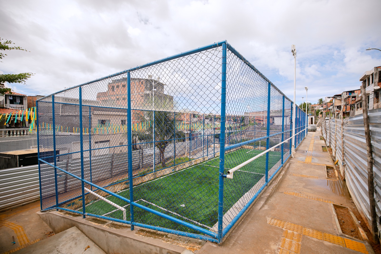 Obras avançam para entrega do primeiro campo de grama sintética em Lauro de Freitas