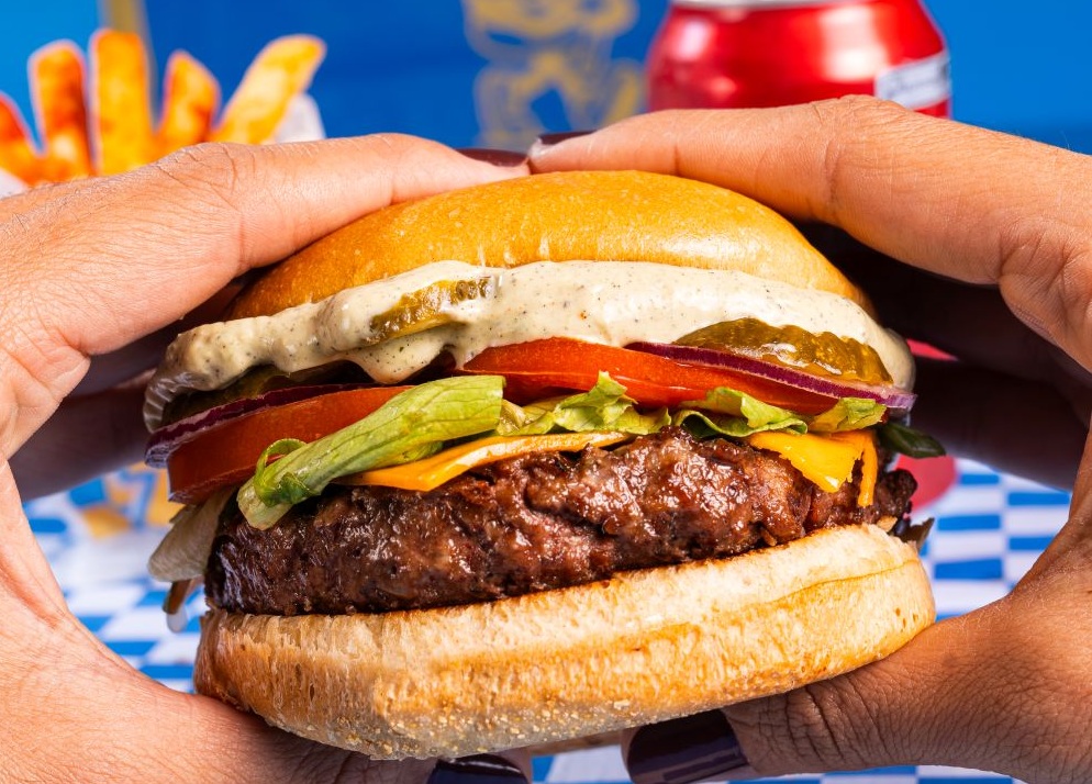 Zevo Burger chega a Salvador com proposta de resgatar a tradição das hamburguerias clássicas
