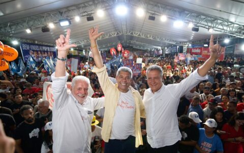 Imagem do post Wagner defende legado do PT e faz apelo pela democracia durante plenária em Jequié