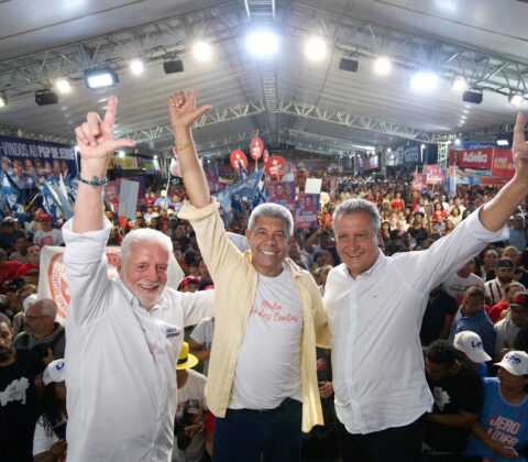 Imagem do post Wagner defende legado do PT e faz apelo pela democracia durante plenária em Jequié