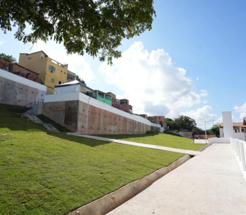 Imagem do post Prefeitura de Salvador entrega contenção de encosta no residencial Mar Azul, em Tubarão