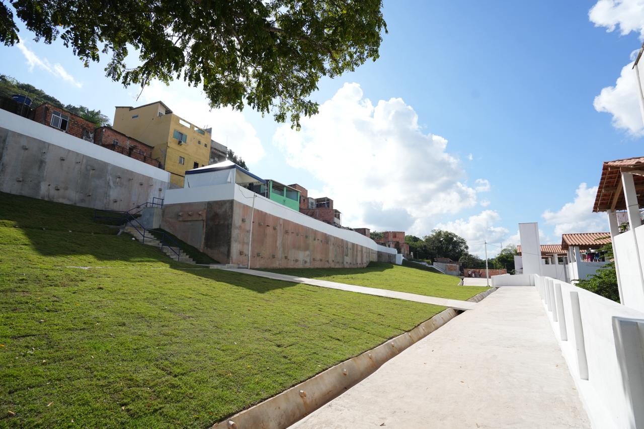 Prefeitura de Salvador entrega contenção de encosta no residencial Mar Azul, em Tubarão