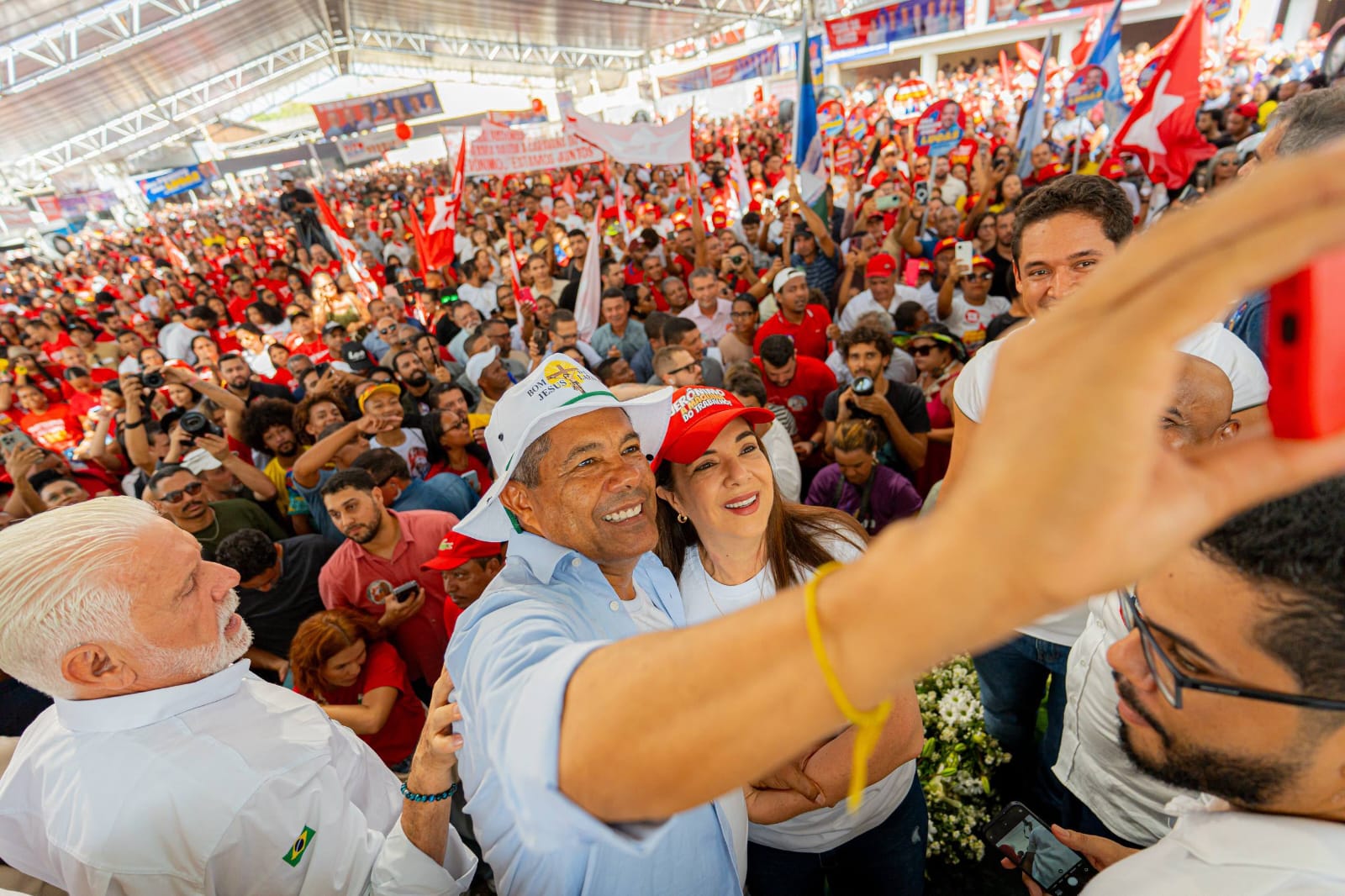 Jerônimo reúne multidão e 33 prefeitos em ato político no interior da Bahia