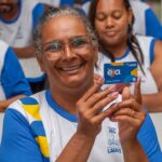 Estudantes da EJA em Lauro de Freitas recebem pagamento de Bolsa EJA