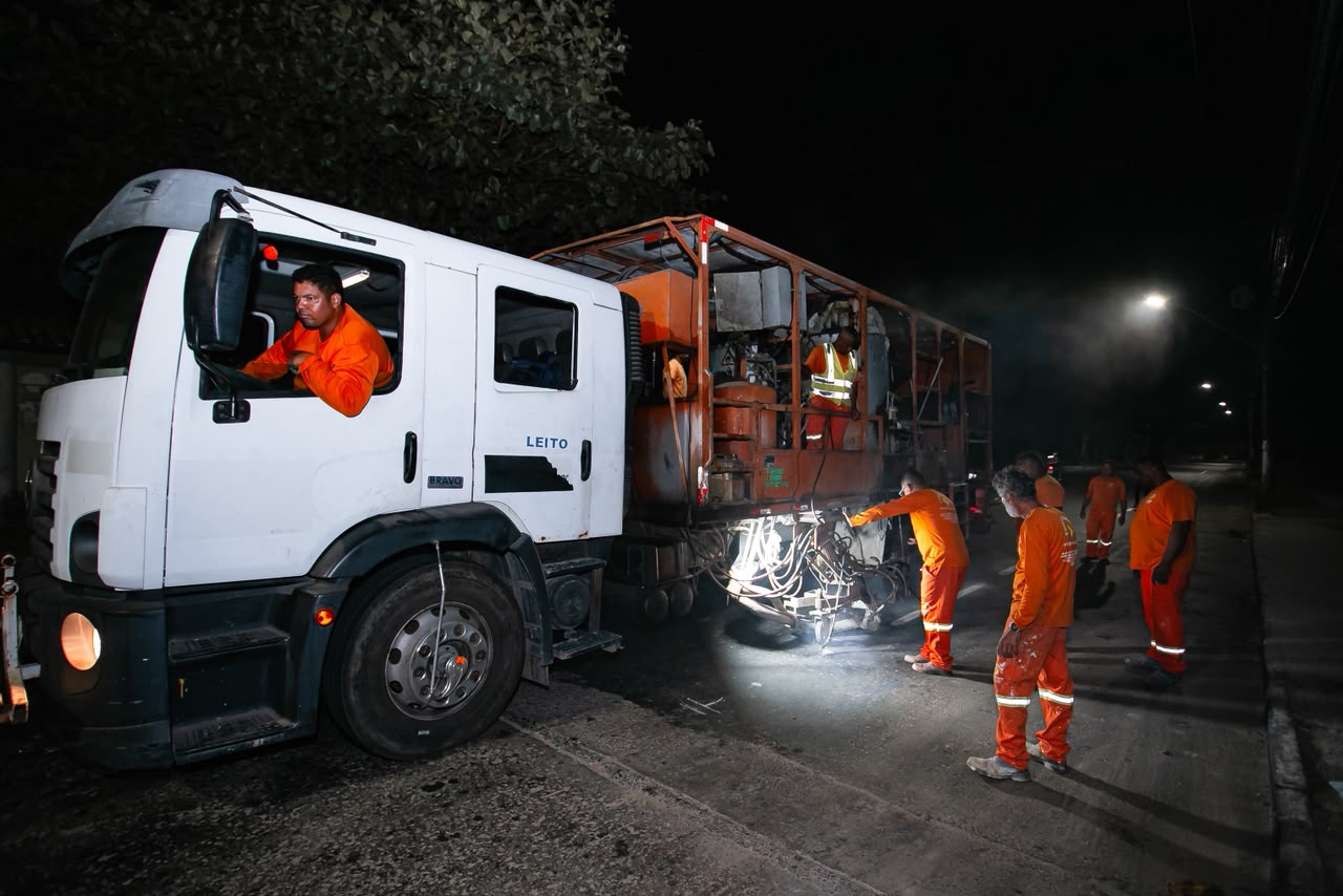 Lauro inicia sinalização horizontal em rua requalificada de Vilas do Atlântico