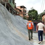 Prefeitura entrega proteção de encosta que beneficia 37 famílias no Lobato