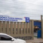 Estudantes de Lauro de Freitas recebem uniformes e chuteiras para projeto social