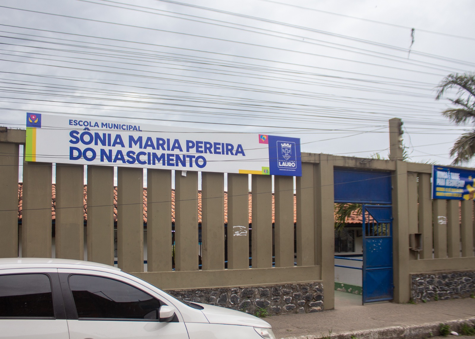 Estudantes de Lauro de Freitas recebem uniformes e chuteiras para projeto social