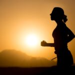 Manhã ou noite? Especialista explica como o horário do exercício impacta o corpo