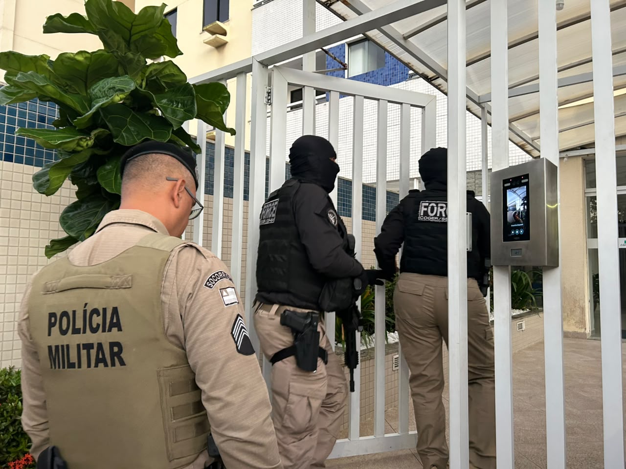 Operação mira PMs investigados por mortes de jovem e adolescente em Salvador