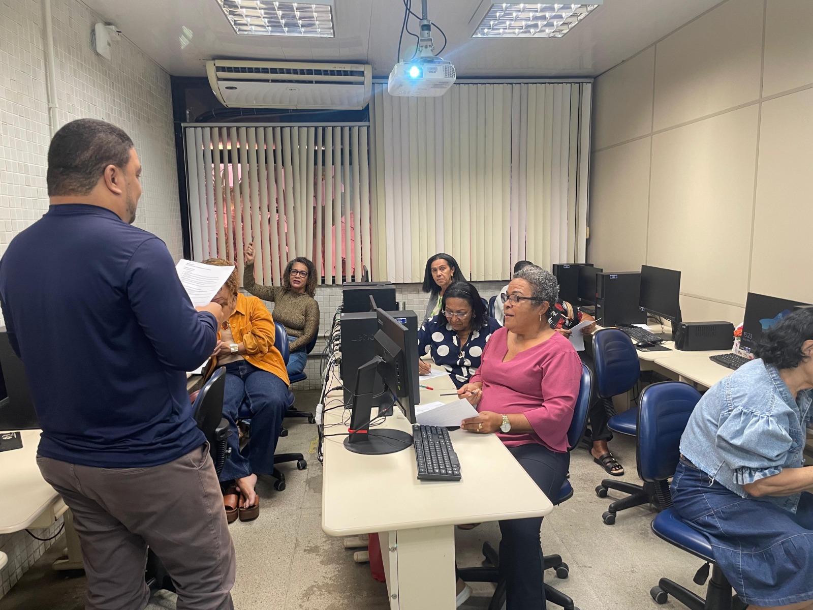Aposentadas iniciam curso de informática básica em parceria com o Senac
