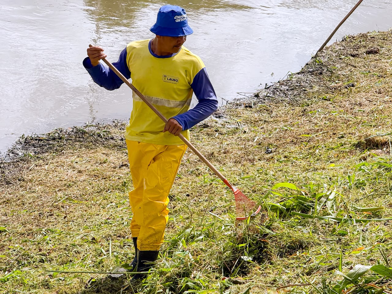 Prefeitura intensifica limpeza no Rio Ipitanga para reduzir risco de alagamentos em Lauro de Freitas