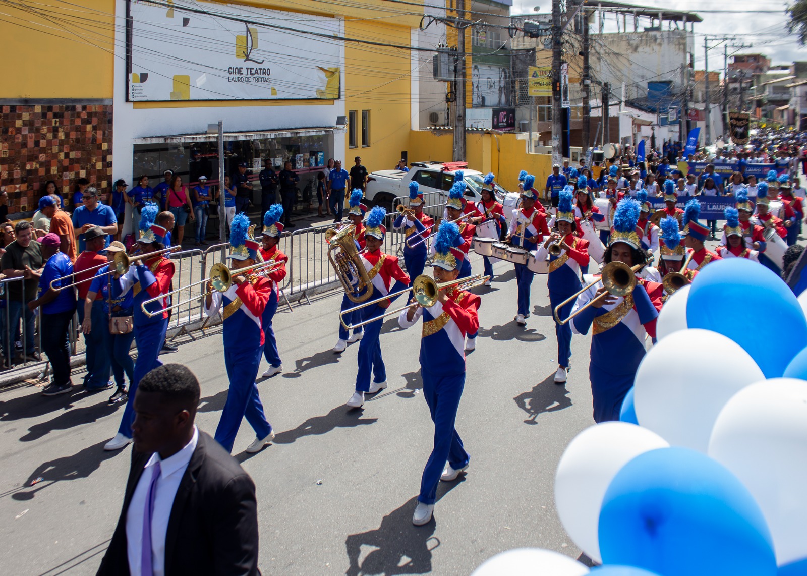 Lauro de Freitas celebra 64 anos com desfile que destaca educação e cidadania