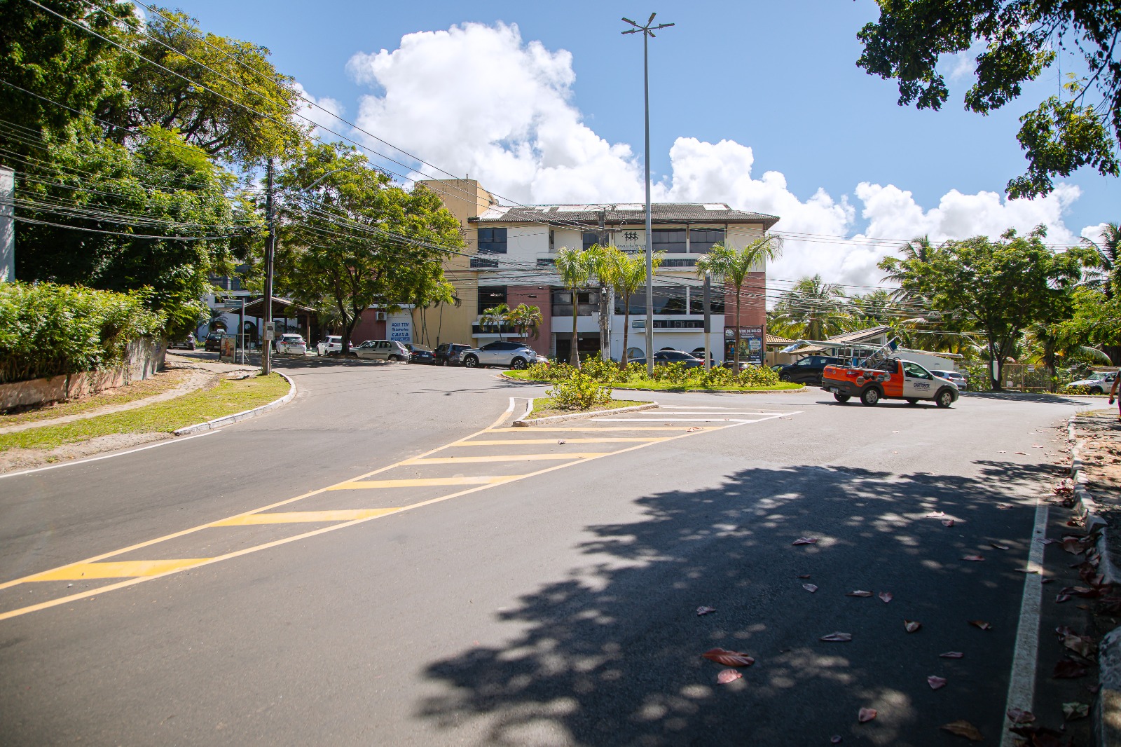 Lauro de Freitas entrega requalificação da Rua Tramandaí; confira o antes e depois