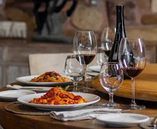 Gastronomia, vinhos e polo marcam edição do Clube do Vinho na Praia do Forte