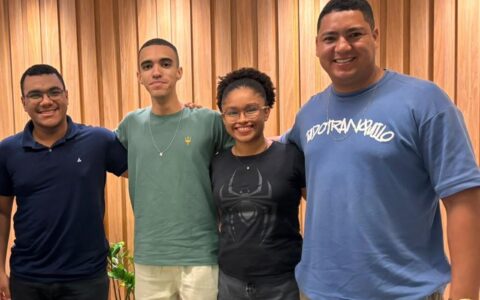 Imagem do post Equipe formada por ex-alunos da rede pública da Bahia busca apoio para representar o Brasil em competição internacional de robótica no Canadá