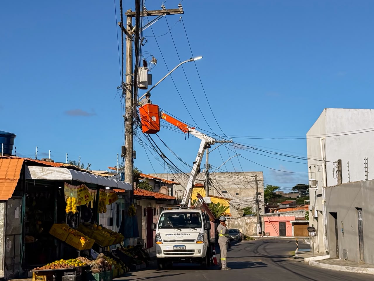 Lauro de Freitas ganha novas luminárias de LED em ação que promete mais segurança