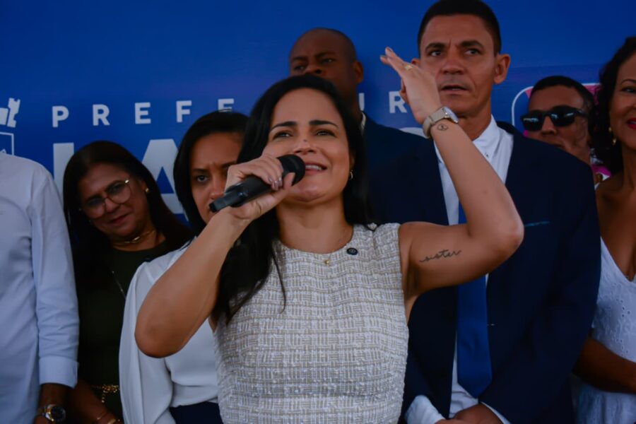 “É para dar mais dignidade às pessoas”, diz Débora Régis na entrega de praça em Lauro de Freitas