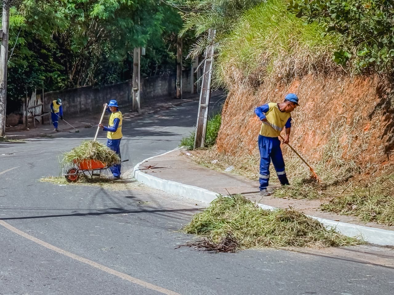 Prefeitura de Lauro de Freitas amplia limpeza urbana com nova varredeira mecânica