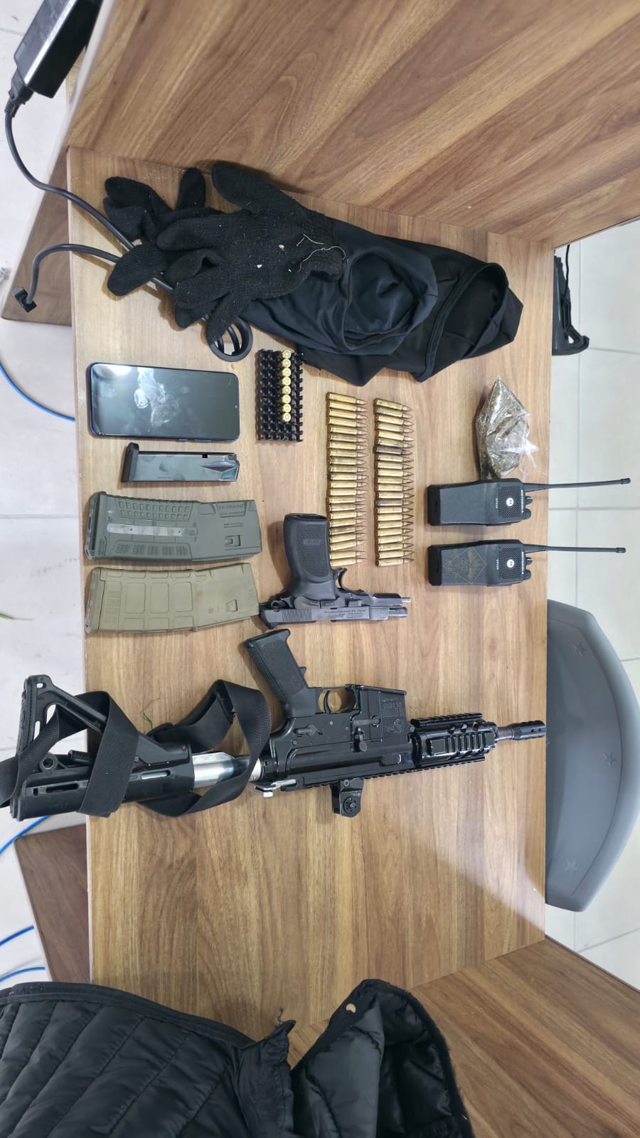 PM fecha cerco contra facção e apreende fuzil e pistola