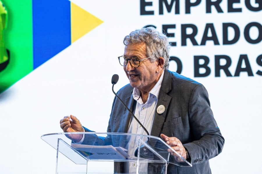 Luiz Caetano celebra marca de 100 mil veículos produzidos pela BYD em Camaçari