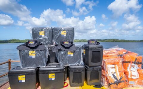 Imagem do post Prefeitura distribui kits de proteção e suporte para pescadores artesanais em Camaçari