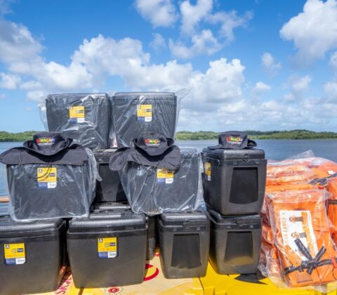 Imagem do post Prefeitura distribui kits de proteção e suporte para pescadores artesanais em Camaçari