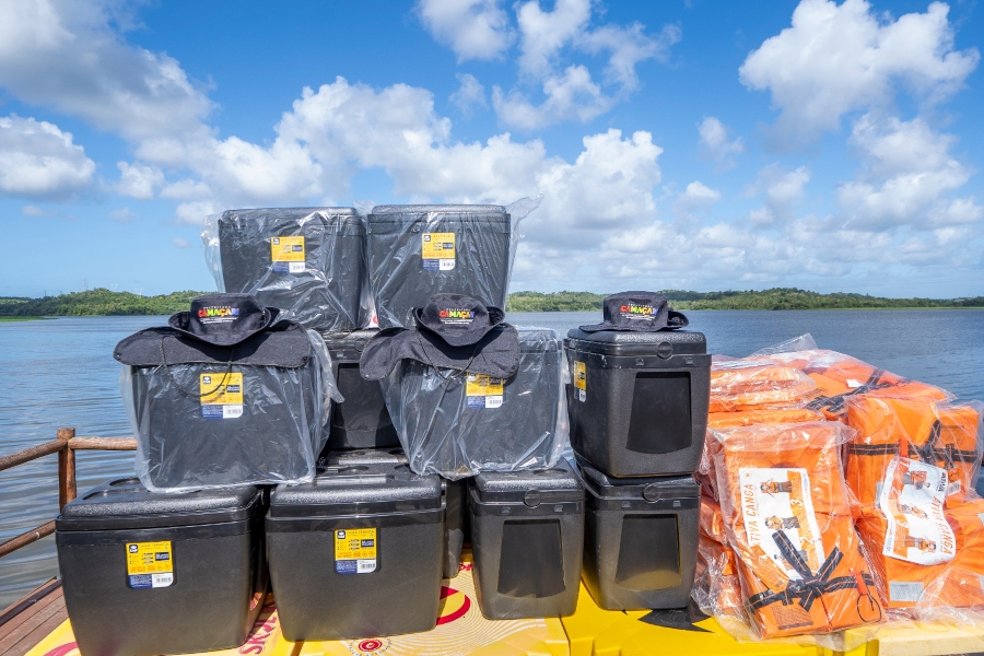 Prefeitura distribui kits de proteção e suporte para pescadores artesanais em Camaçari