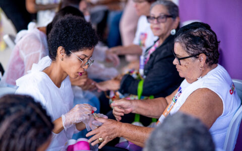 Imagem do post Qualifica Mulher: alunas de Manicure e Pedicure realizam ação social com idosos no Conviver