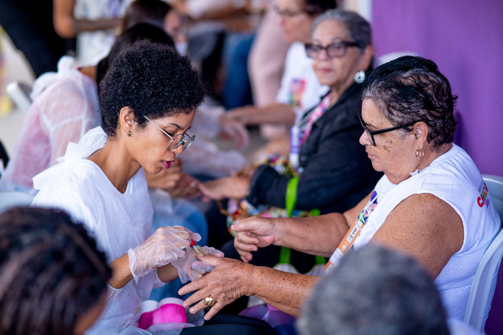 Qualifica Mulher: alunas de Manicure e Pedicure realizam ação social com idosos no Conviver