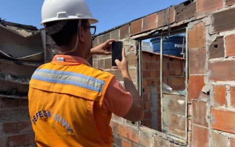 Imagem do post Após susto com incêndio, família de Vida Nova recebe suporte urgente da prefeitura
