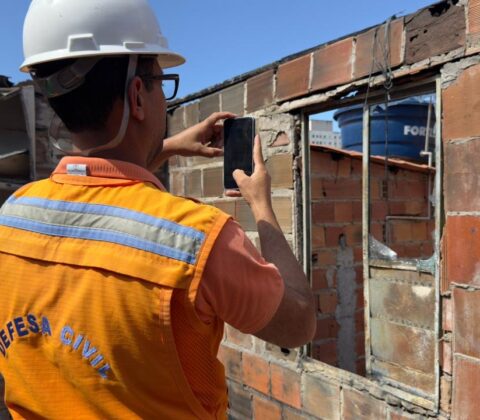 Imagem do post Após susto com incêndio, família de Vida Nova recebe suporte urgente da prefeitura