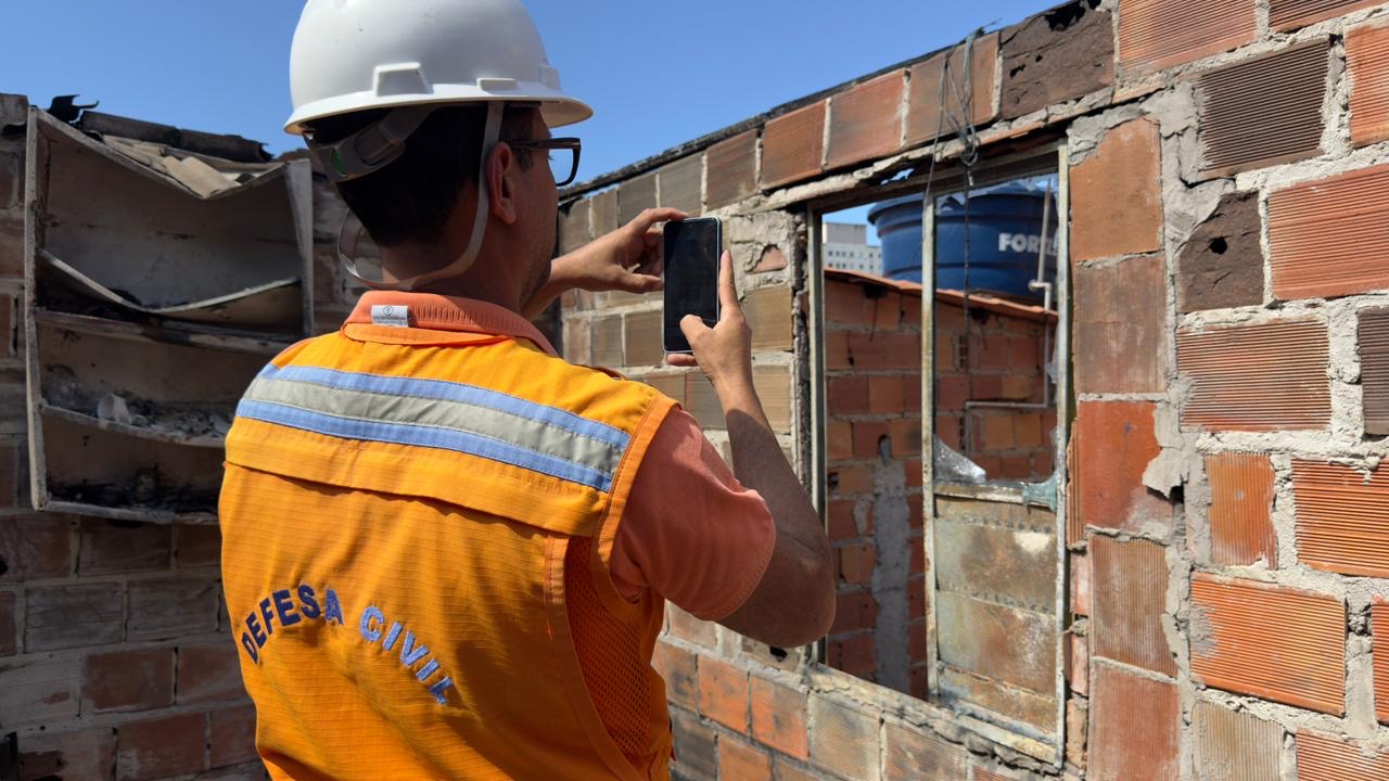 Após susto com incêndio, família de Vida Nova recebe suporte urgente da prefeitura