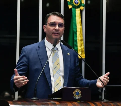 Imagem do post Flávio Bolsonaro cobra impeachment imediato de Alexandre de Moraes após polêmica com Master
