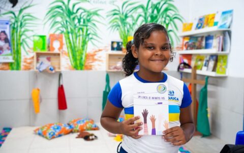 Imagem do post Escola de Caraíva ganha biblioteca com 500 livros e mural artístico
